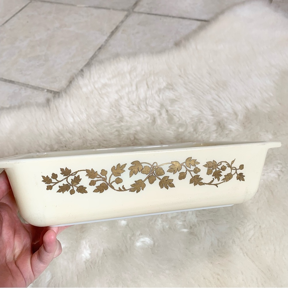 Vintage Pyrex cream and gold, Golden Acorn 575-B 2QT space saver cassarole dish